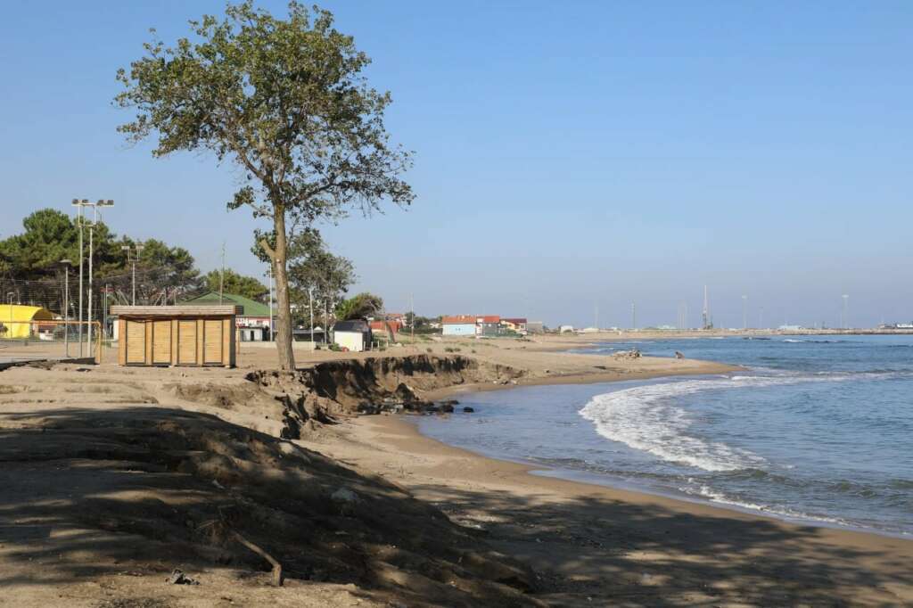 Kıyı erozyonu tehdidi: Karadeniz Karasu’yu parça parça yutuyor