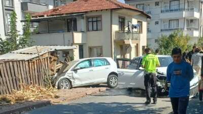 Bursa’da can pazarı: Otomobiller çarpıştı, 4 yaralı