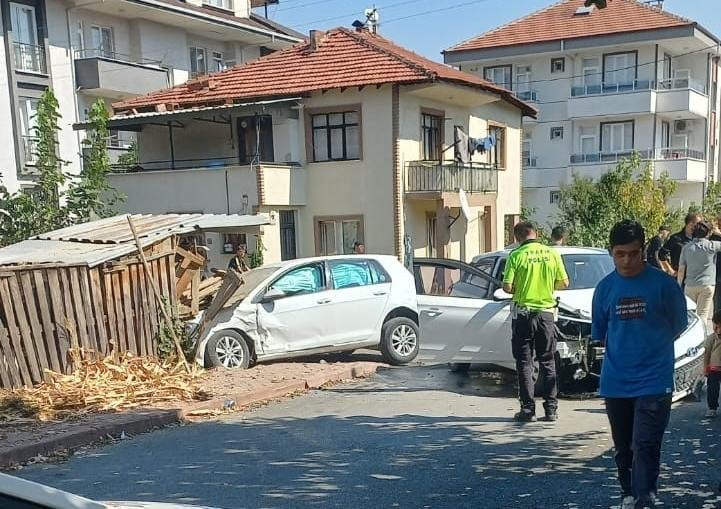 Bursa’da can pazarı: Otomobiller çarpıştı, 4 yaralı