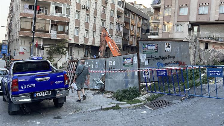 İnşaat çalışması sırasında istinat duvarı ve yol çöktü