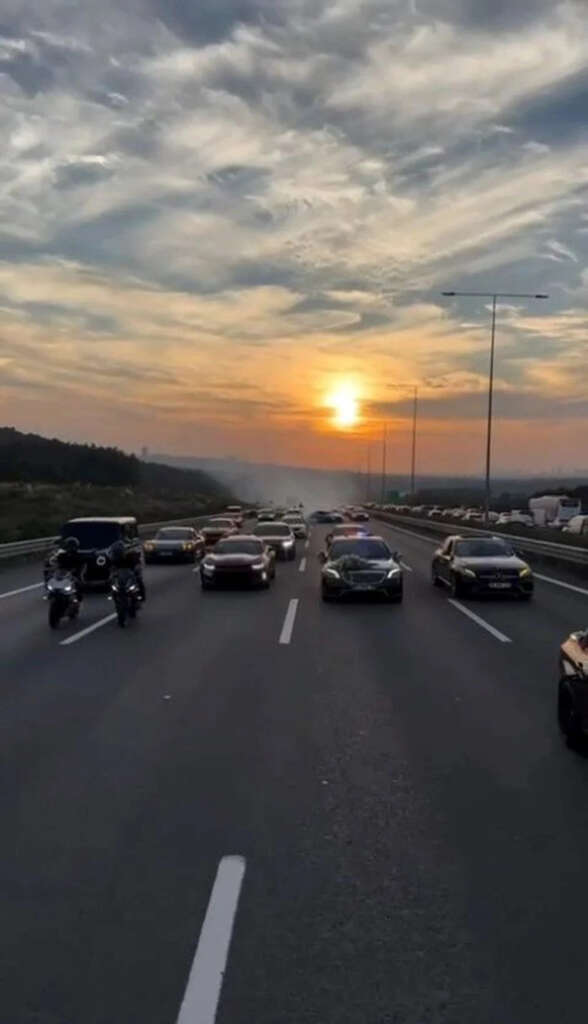 Trafiği birbirine kattılar: Çakarlı gelin arabası yolu kesti, lüks otomobiller drift attı