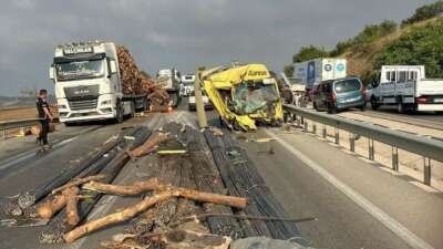 Bursa’da feci kaza: TIR şoförü bu araçtan sağ çıktı