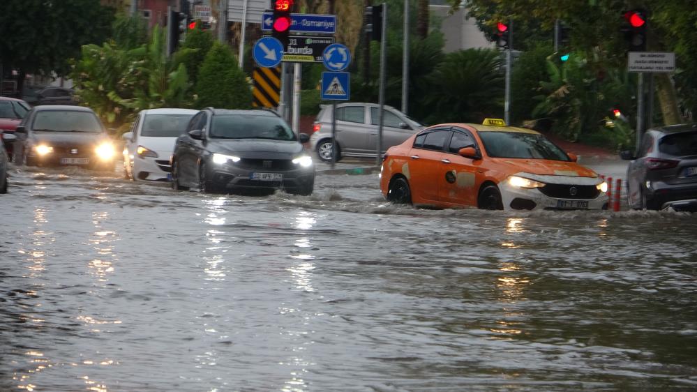 Adana’yı ‘süper hücre’ vurdu