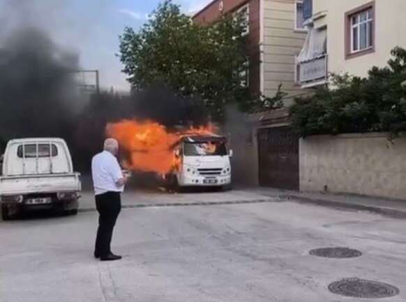 Bursa’da park halindeki minibüs küle döndü