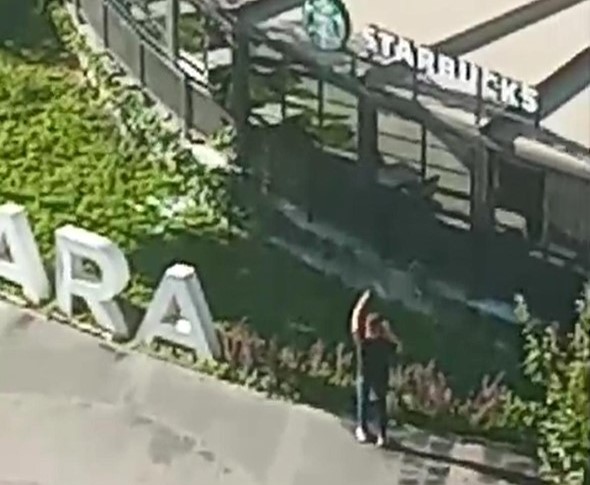 İsrail’e tepki göstermek için Starbucks’a saldırdı!