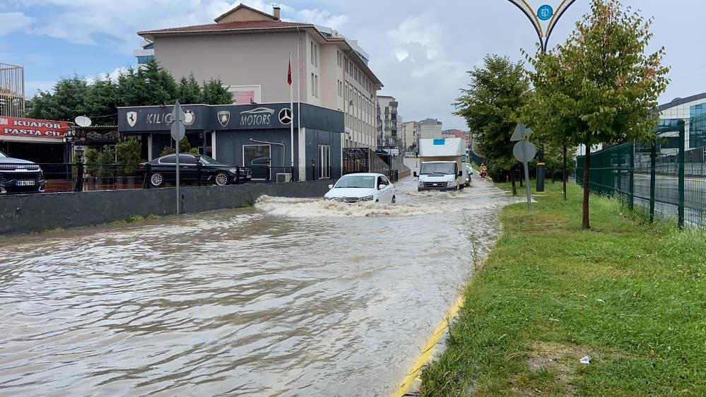 Gebze’de sağanak sürücülere zor anlar yaşattı