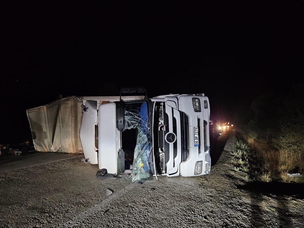 Bolu’da maden suyu yüklü tır devrildi, yol trafiğe kapandı