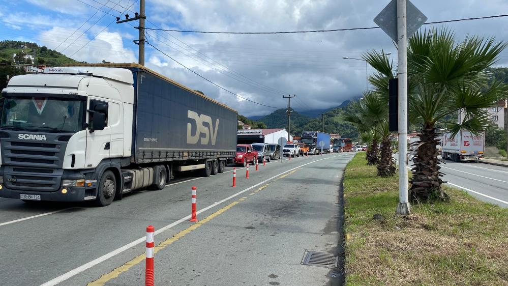 Hopa-Artvin karayolunda heyelan nedeniyle yaşanan çökmenin ardından çalışmalar sürüyor