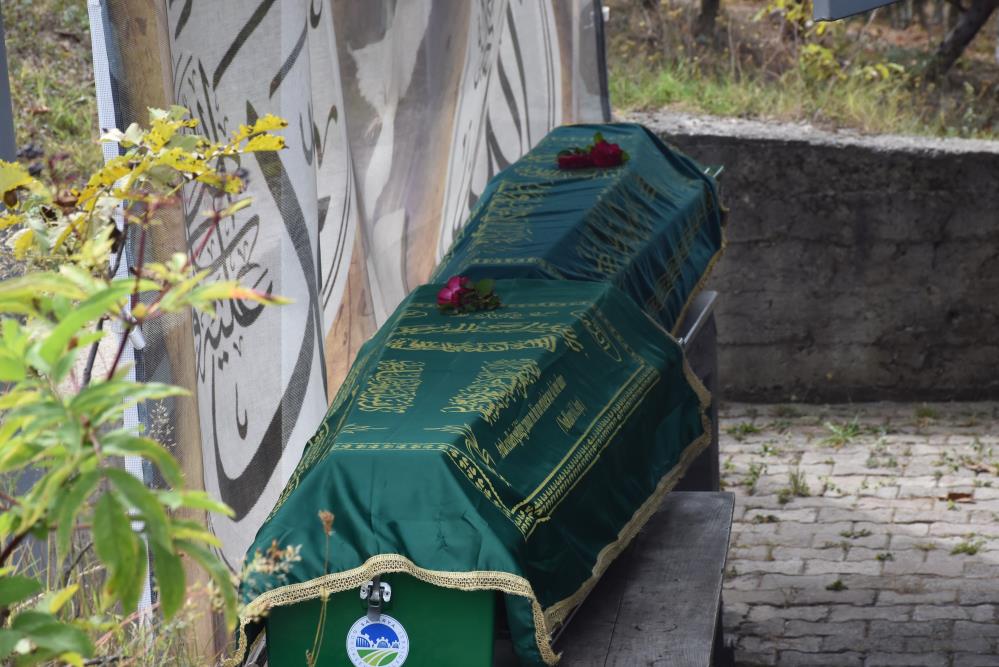 Girdikleri denizde boğulan 2 kardeş son yolculuğuna uğurlandı