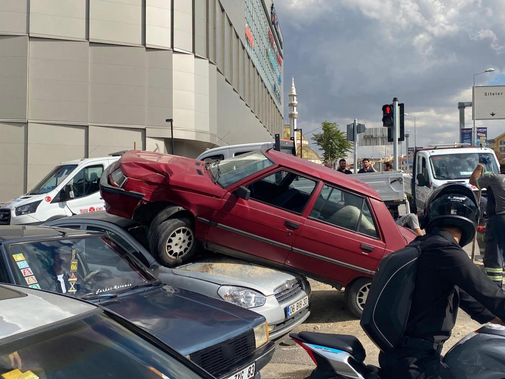 Ankara’da kontrolden çıkan araç çarptığı otomobilin üstünde asılı kaldı