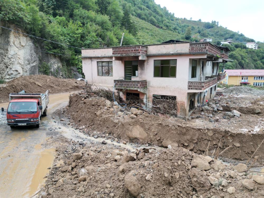 Sel ve heyelandan torunları ile birlikte mağaraya sığınarak kurtuldu