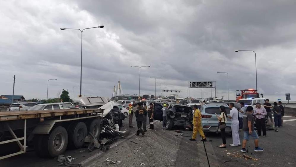 Bangkok’ta freni boşalan tır, araçların arasına daldı: 17 yaralı