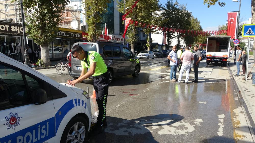 Servis aracının çarptığı yaya ağır yaralandı