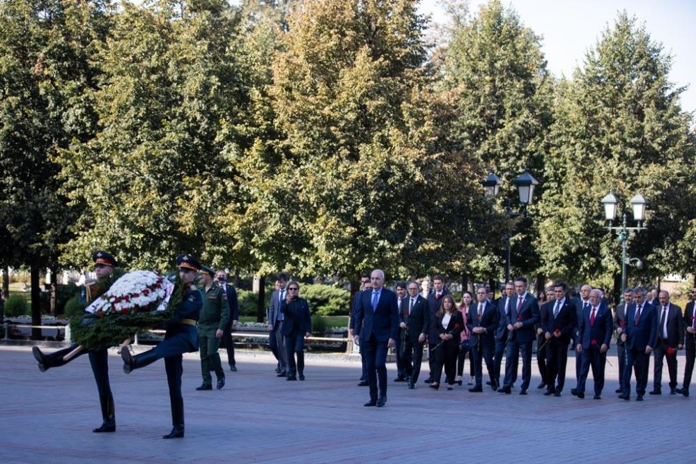 TBMM Başkanı Kurtulmuş, Moskova’daki Meçhul Asker Anıtı’na çelenk bıraktı