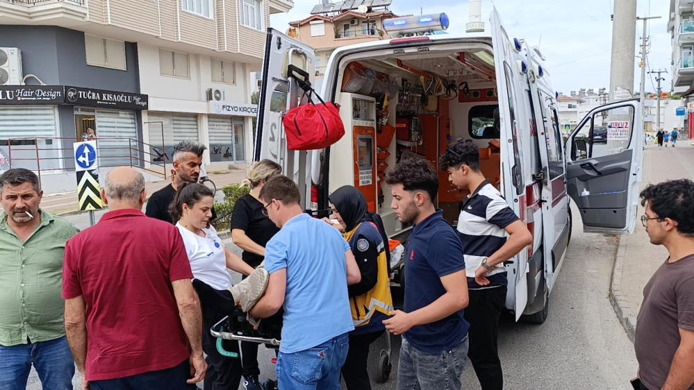 Motosiklet ile otomobilin çarpışması kamerada