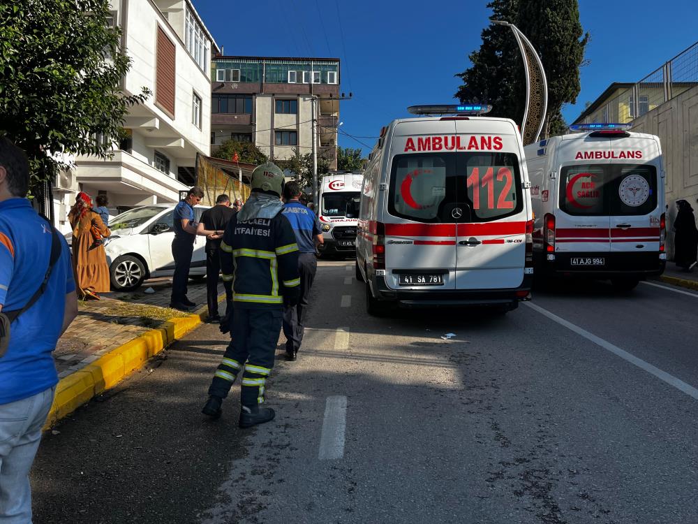 Otomobil evin bahçesine daldı: Anneanne ve 2 torunu yaralandı