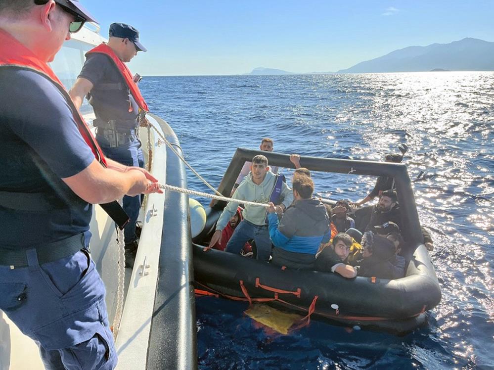 Yunanistan’ın geri ittiği 13 düzensiz göçmen kurtarıldı