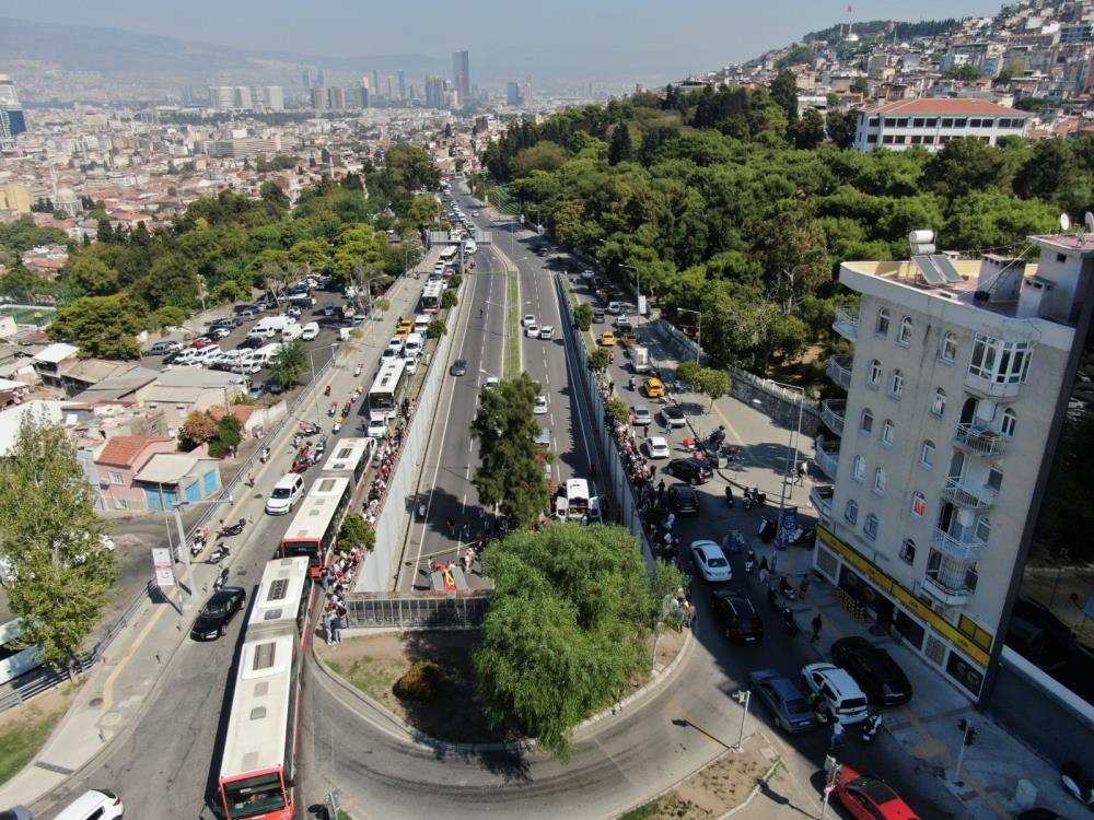 İzmir’deki kazada can pazarı: 3 ölü, 2 yaralı