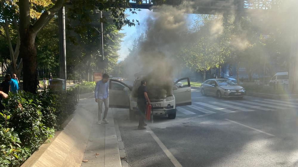 Beşiktaş’ta otomobil alev aldı, anne ve çocuğu son anda kurtuldu