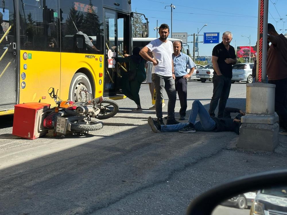 Otobüs ile çarpışan motosikletin sürücüsü yaralandı