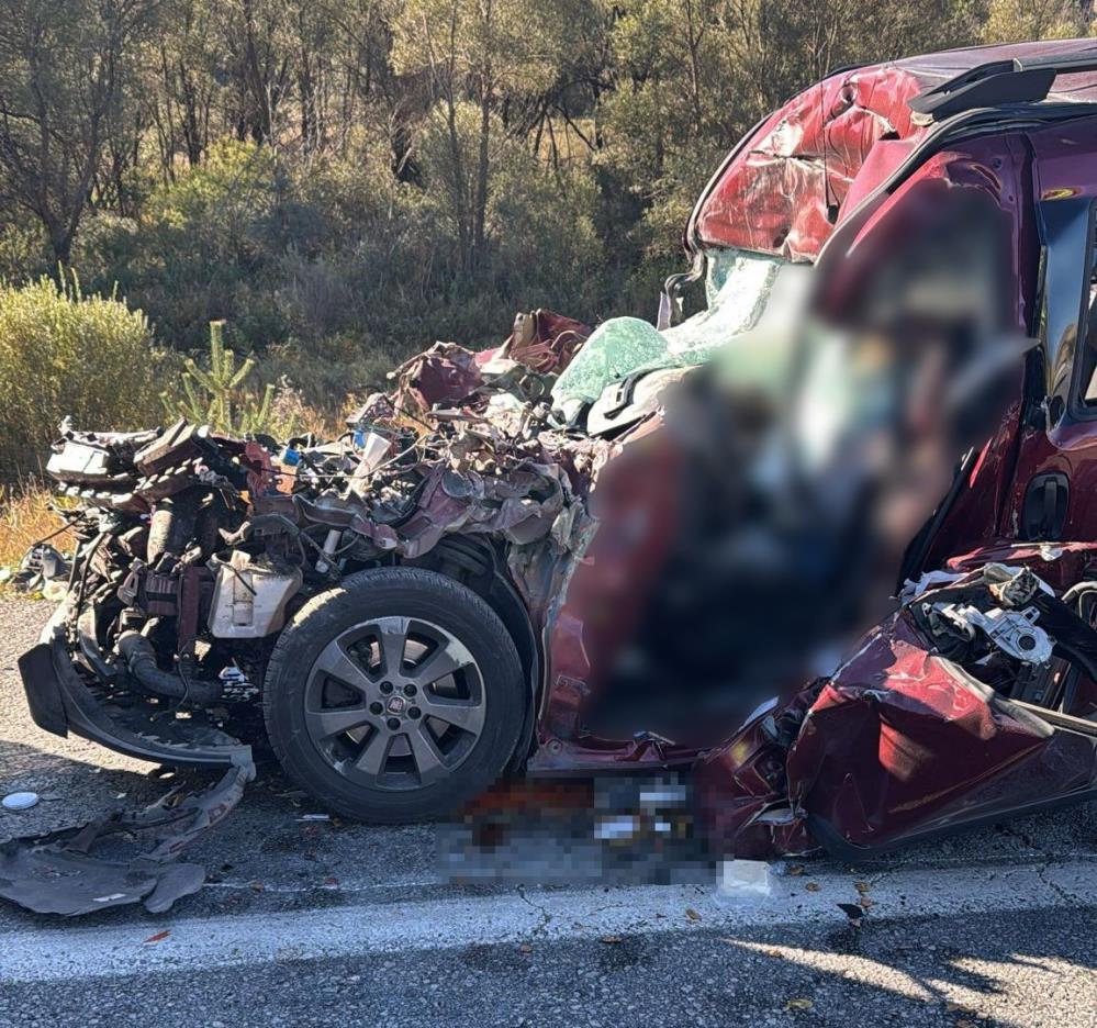 Üniversite kaydı için yola çıkan araç, arıza yapan tıra çarptı: 3 ölü, 2 ağır yaralı