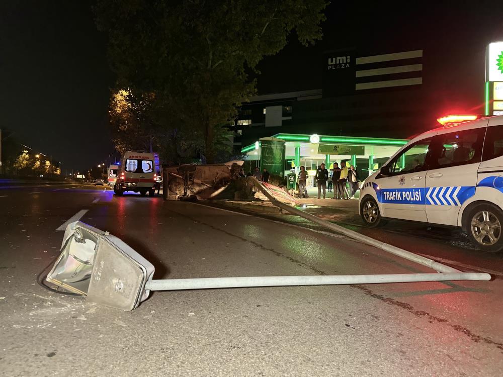 Bursa’da otomobil aydınlatma direğine çarptı! Çok sayıda yaralı