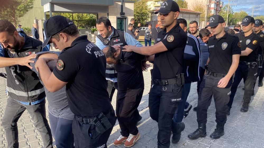 Polis merkezi önünde silahlı çatışma! Şüpheliler adliyeye sevk edildi