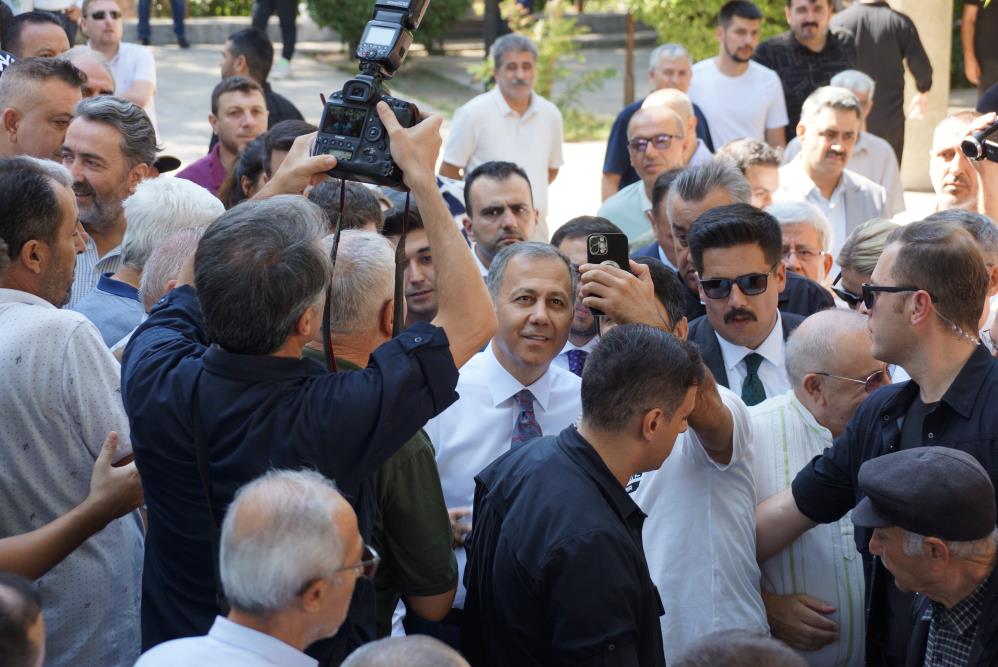 Bakan Yerlikaya’ya yoğun ilgi