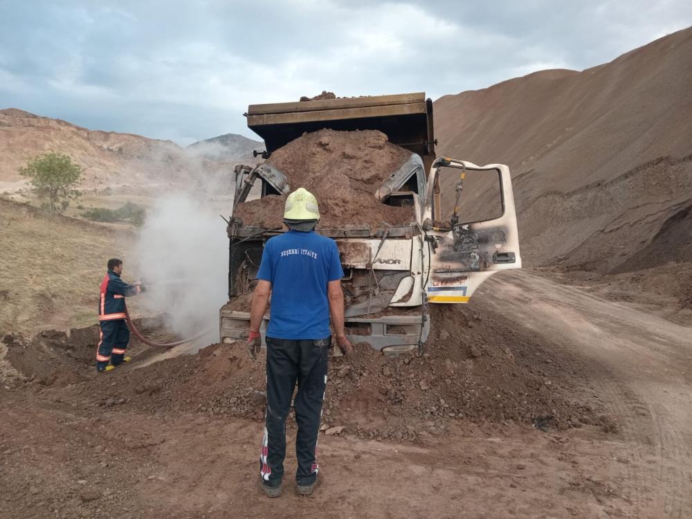 Seyir halindeki kamyon yanarak kullanılamaz hale geldi