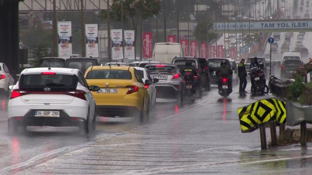 İstanbul’da yollar göle döndü