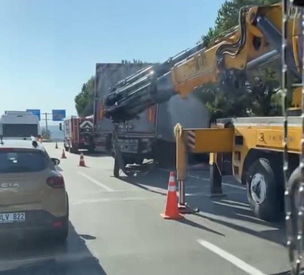 Bursa’da TIR devrildi… O yolda kilometrelerce trafik oluştu!