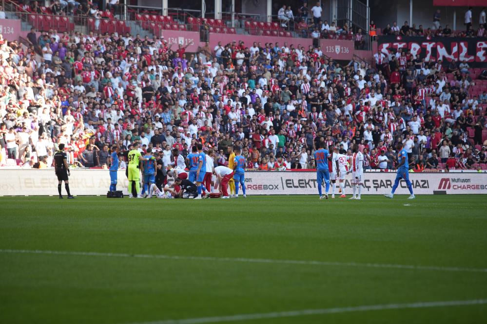 Süper Lig’de korku dolu anlar: Yerden kalkamadı, hastaneye kaldırıldı!