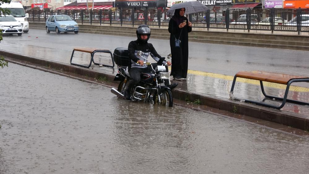 Yozgat’ta sağanak yolları göle çevirdi, sürücüler zor anlar yaşadı