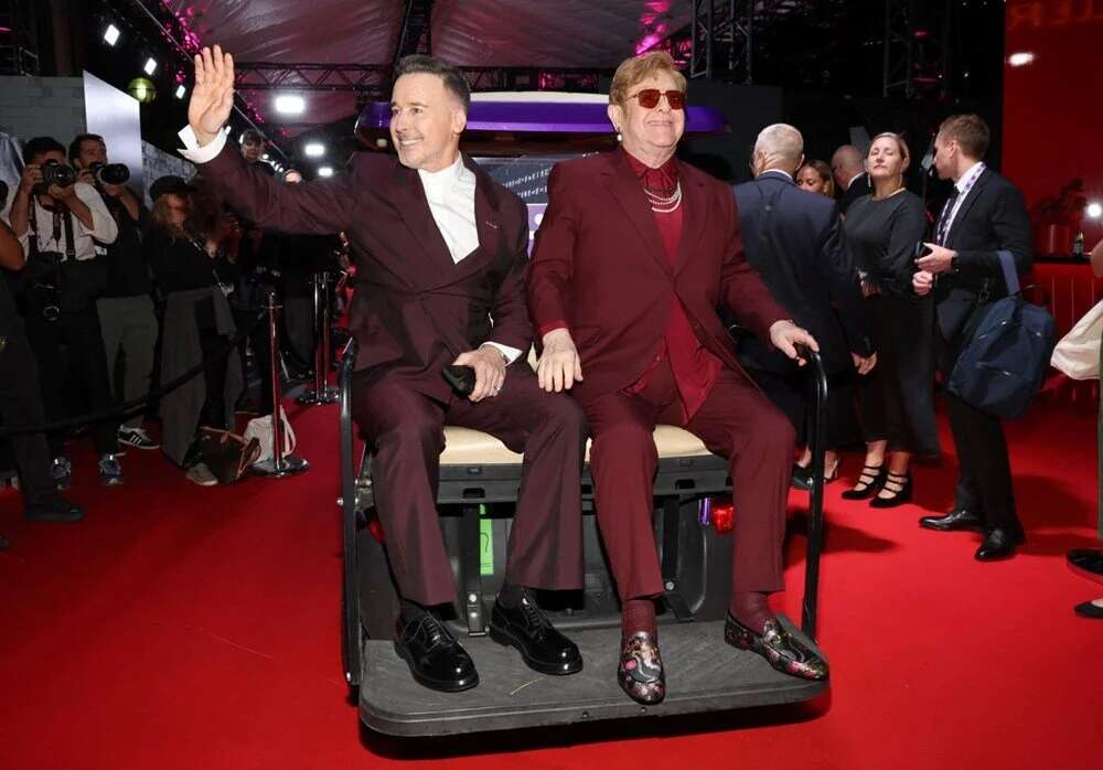 Elton John’dan mezar taşı vasiyeti