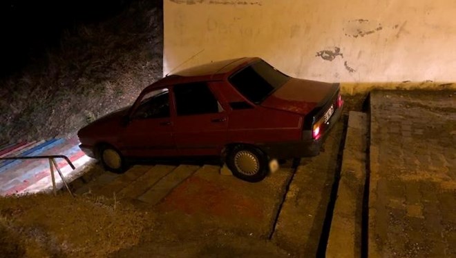 Trafiğe kapalı alana giren alkollü sürücünün otomobili merdivende asılı kaldı