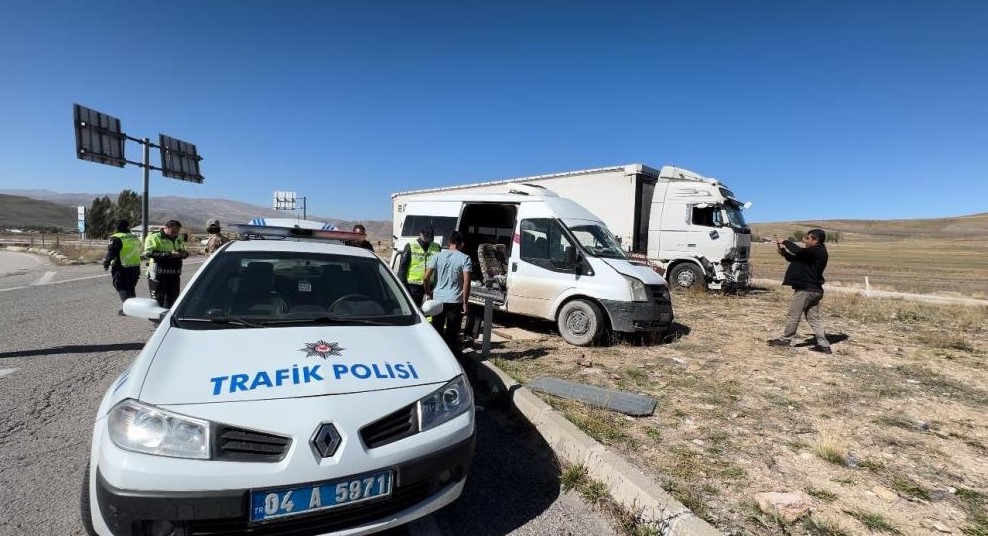 Yola kontrolsüz çıkan minibüs tırla çapıştı: 1’ağır, 3 yaralı