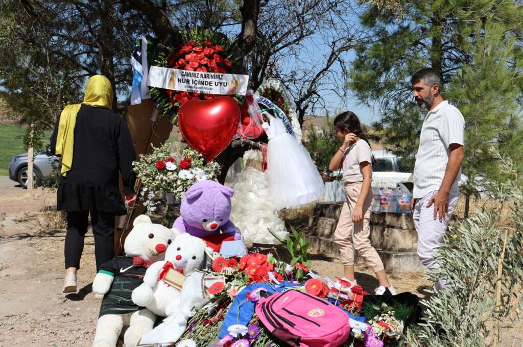 Türkiye’nin dört bir yanından ziyarete geliyorlar… ‘Narin şehitliğe defnedilsin’ çağrısı!