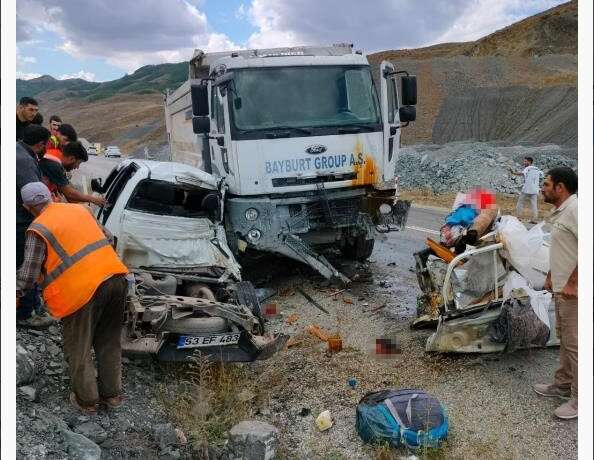 Bayburt Group İnşaat firmasının kamyonu pikapla çarpıştı: 3 kişi öldü, 2 kişi yaralandı