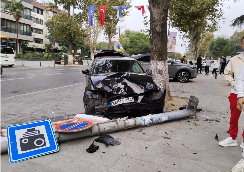 Sürücüsünün kontrolünden çıkan otomobil aydınlatma direğine çarptı