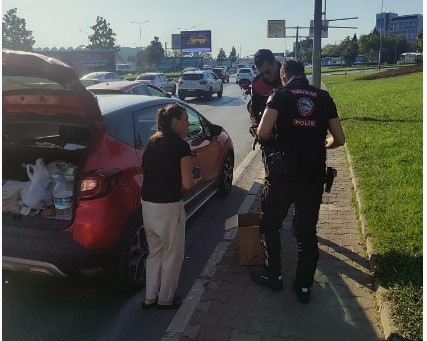 Bursa’da trafikte yavru kedi alarmı…Polisler 4 araca giren kediyi kurtardı