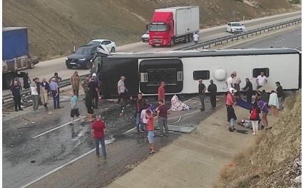 Yolcu otobüsü devrildi: 10 yaralı