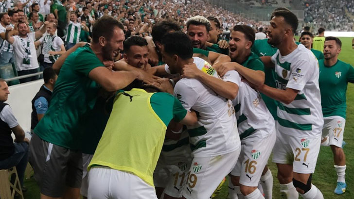 Bursaspor taraftarıyla farka gitti