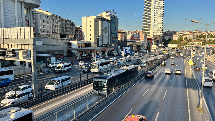 Metrobüsün tekerlekleri fırladı: Faciadan dönüldü