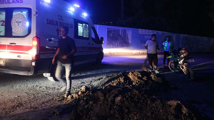 Yola dökülen toprak yığınına çarpan motosiklet sürücüsü yaralandı