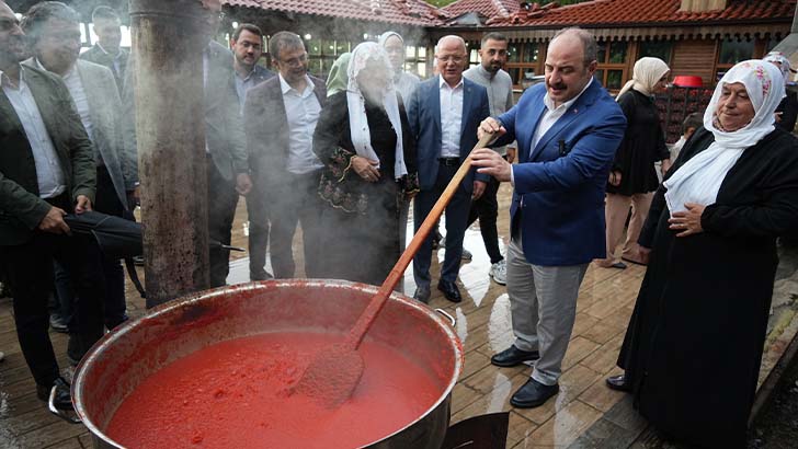 Mustafa Varank Bursa’da salça kazanının başına geçti