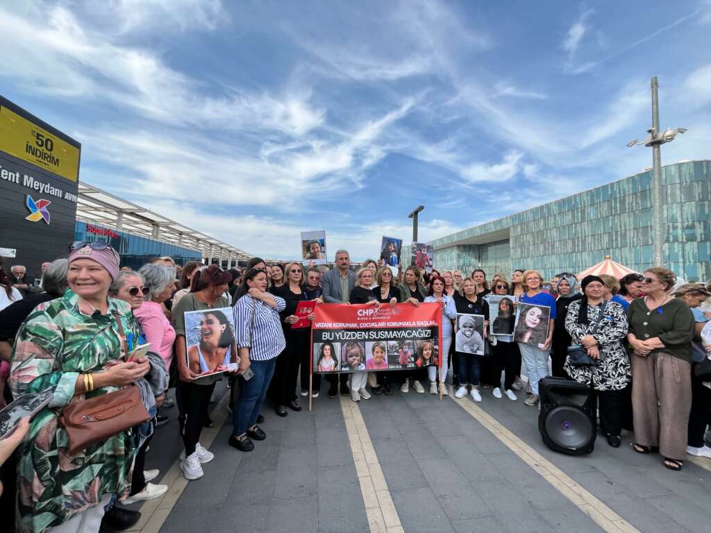 CHP Bursa Kadın Kolları katledilen kadınlar için meydanda