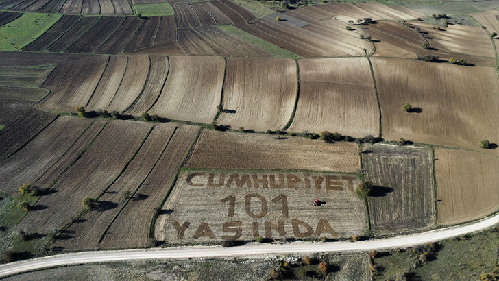 Çiftçi, Cumhuriyet’in 101. yılını böyle kutladı