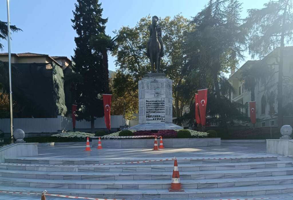 Bursa Büyükşehir’den Atatürk Anıtı’na bakım