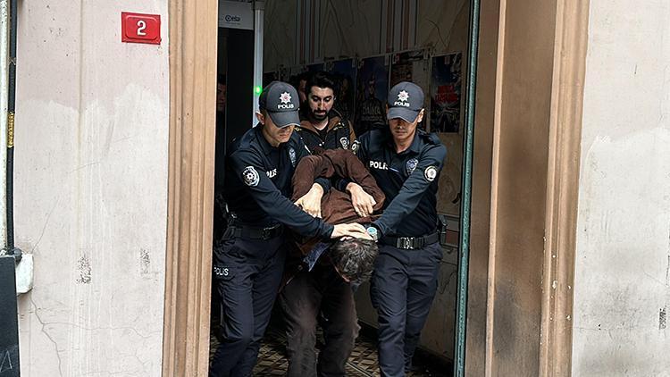 İstiklal Caddesi’nde polise bıçakla saldıran şüpheli adliyeye sevk edildi