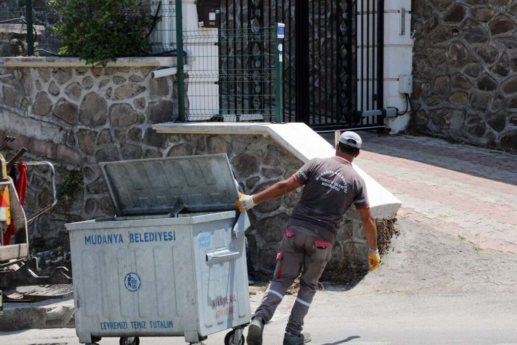 Mudanya Belediyesi temizlik işçilerine GPS takmaktan vazgeçti